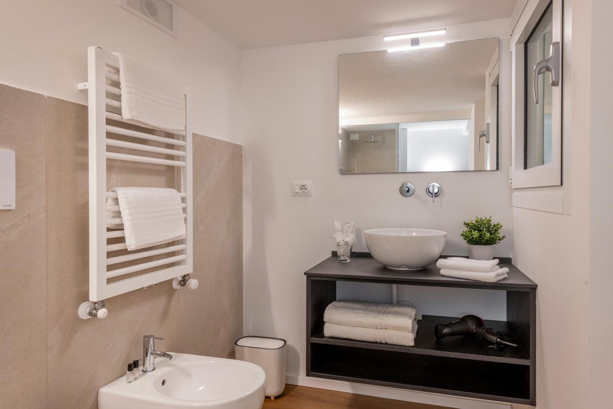 Bnbutler - Inbrera Suites - Giulianova, 1 Милано Екстериор снимка