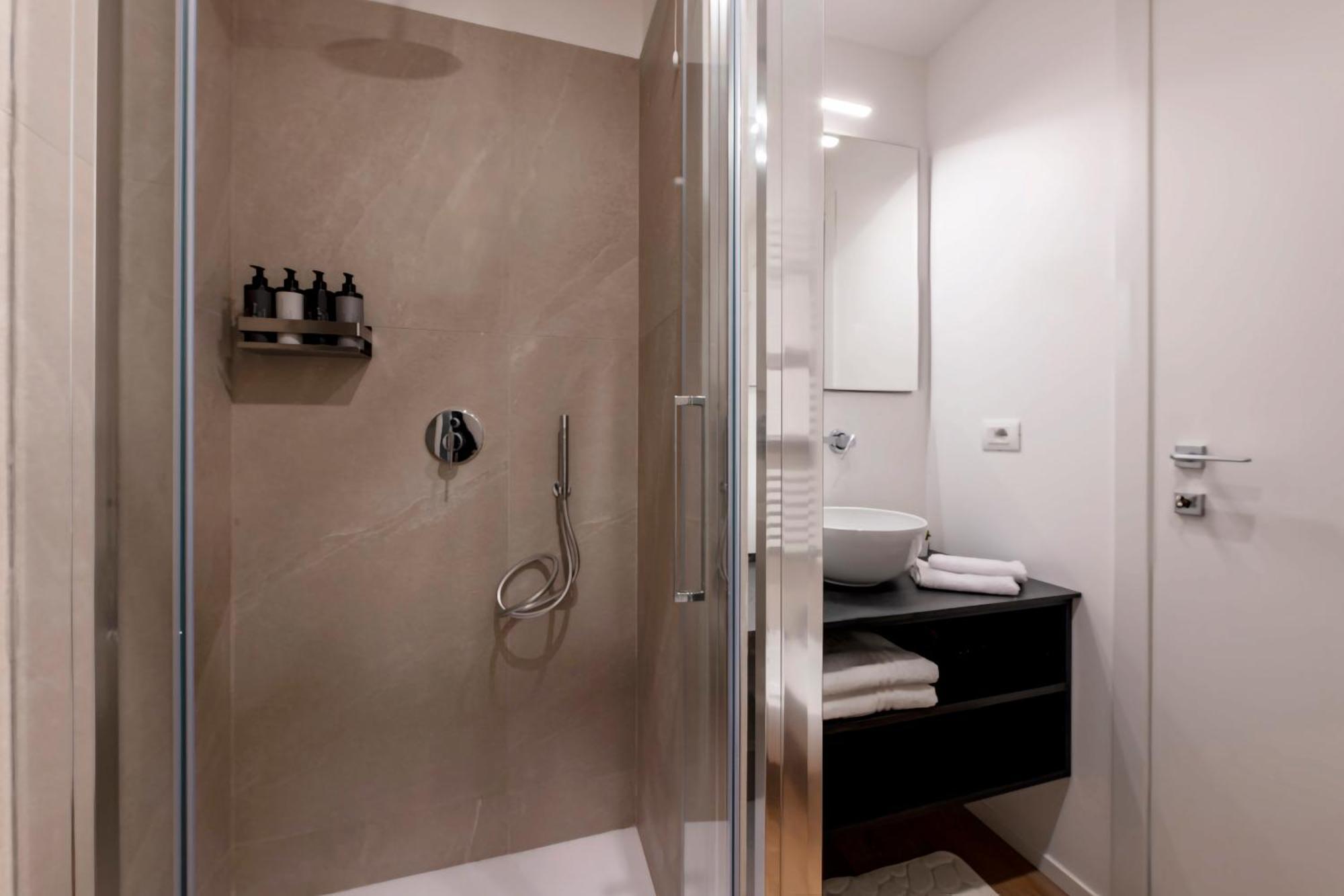 Bnbutler - Inbrera Suites - Giulianova, 1 Милано Екстериор снимка
